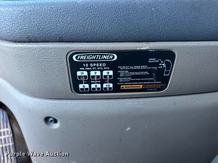 image for item DH9763 2014 Freightliner Cascadia semi truck