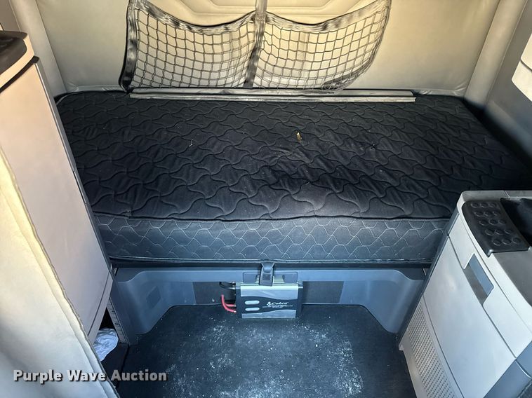 image for item DH9763 2014 Freightliner Cascadia semi truck