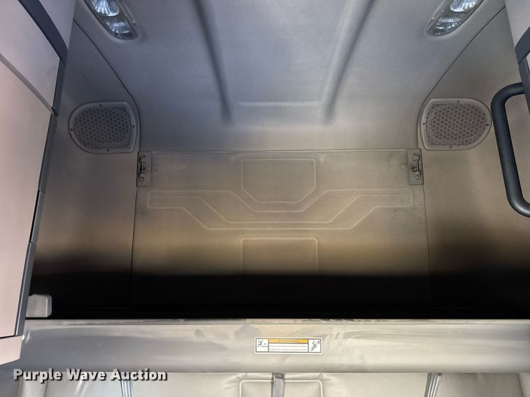 image for item DH9763 2014 Freightliner Cascadia semi truck