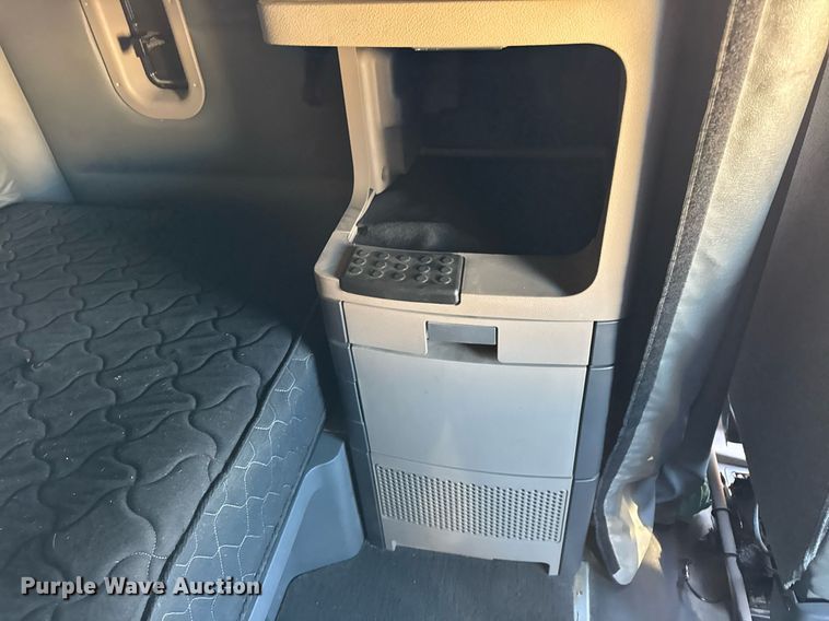 image for item DH9763 2014 Freightliner Cascadia semi truck