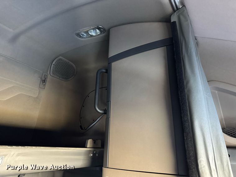 image for item DH9763 2014 Freightliner Cascadia semi truck