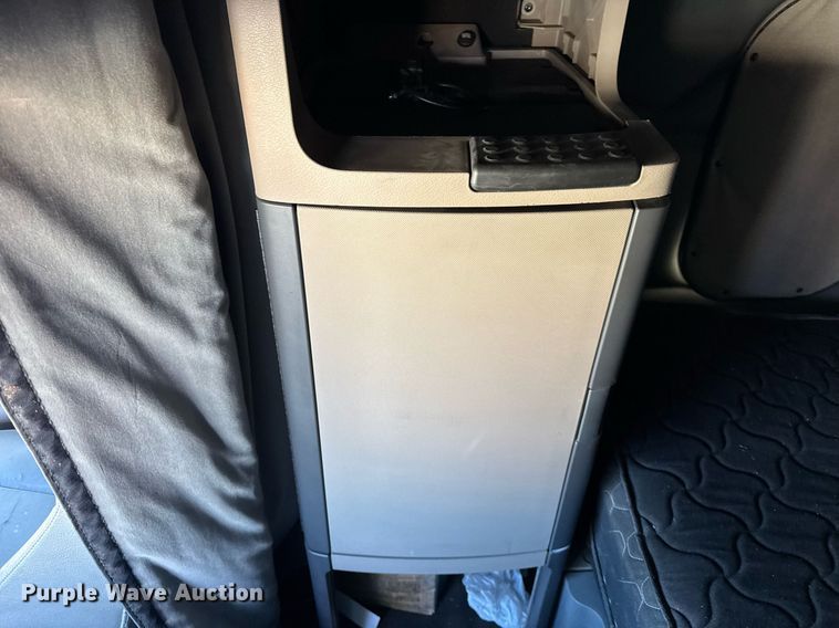 image for item DH9763 2014 Freightliner Cascadia semi truck