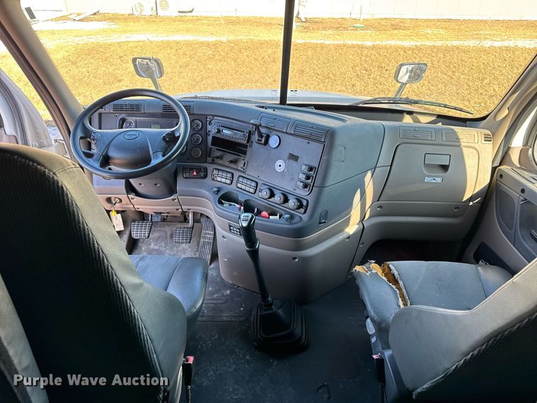 image for item DH9763 2014 Freightliner Cascadia semi truck