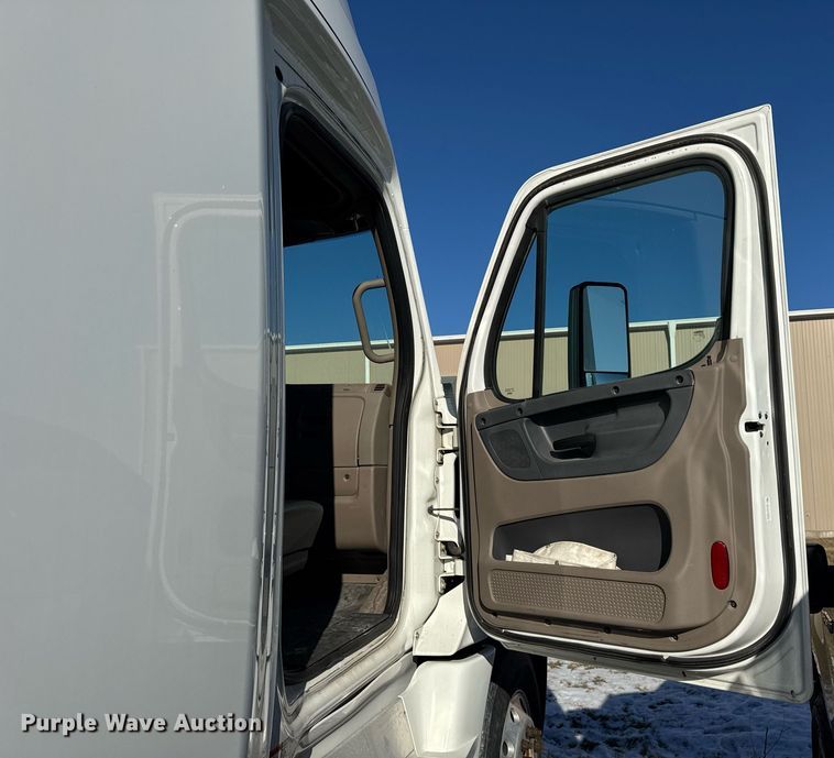 image for item DH9763 2014 Freightliner Cascadia semi truck