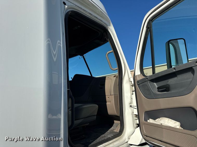 image for item DH9763 2014 Freightliner Cascadia semi truck