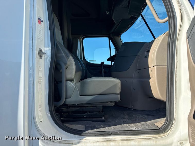 image for item DH9763 2014 Freightliner Cascadia semi truck