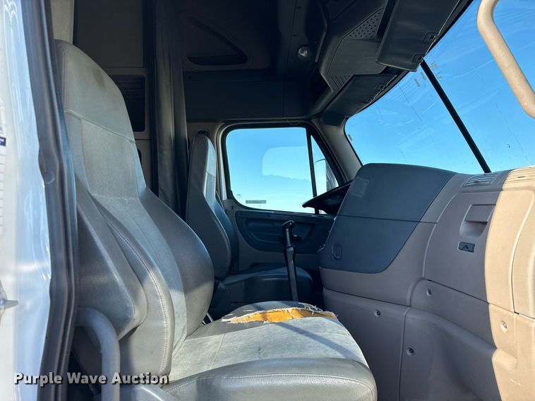 image for item DH9763 2014 Freightliner Cascadia semi truck