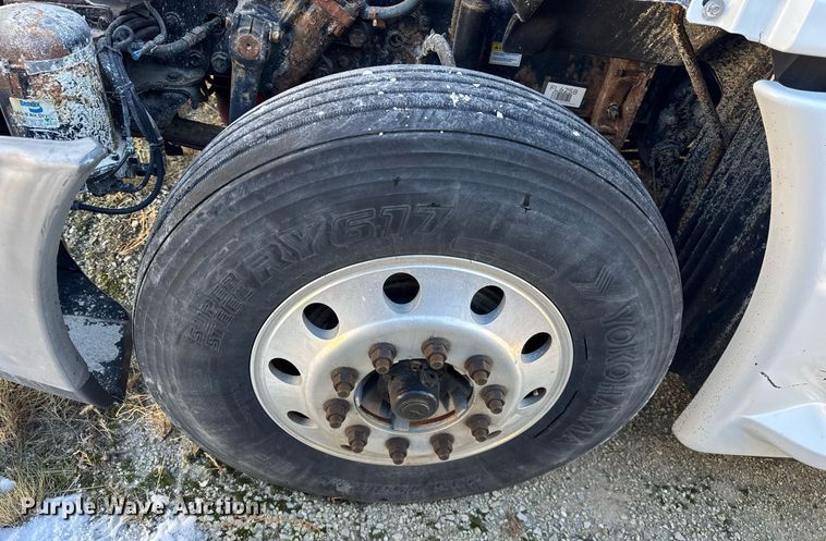 image for item DH9763 2014 Freightliner Cascadia semi truck