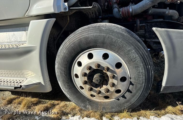 image for item DH9763 2014 Freightliner Cascadia semi truck