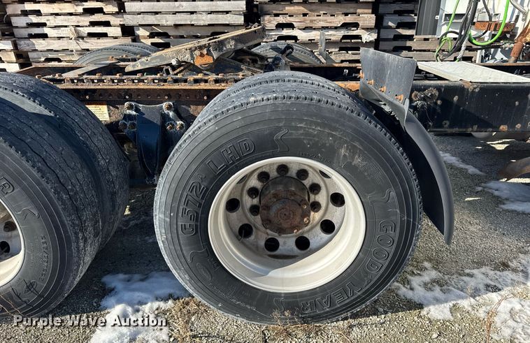 image for item DH9763 2014 Freightliner Cascadia semi truck