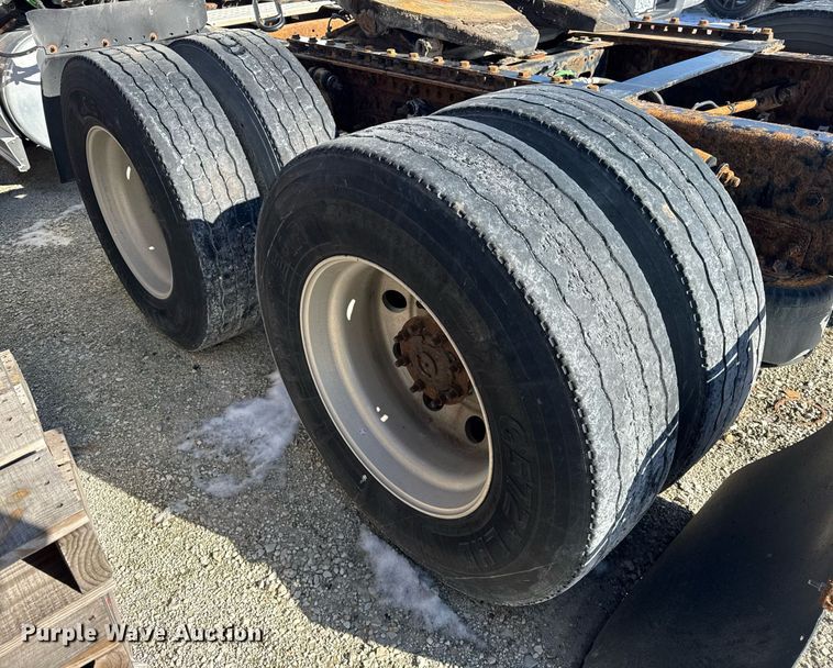 image for item DH9763 2014 Freightliner Cascadia semi truck