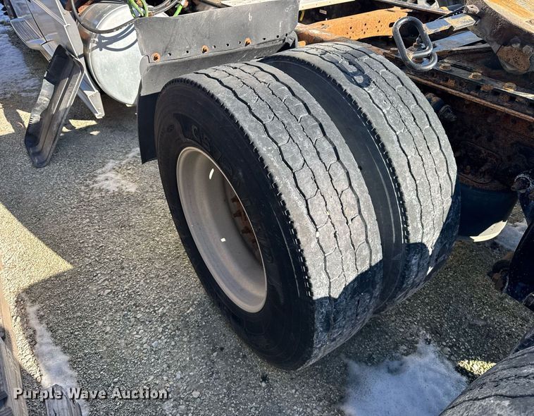 image for item DH9763 2014 Freightliner Cascadia semi truck