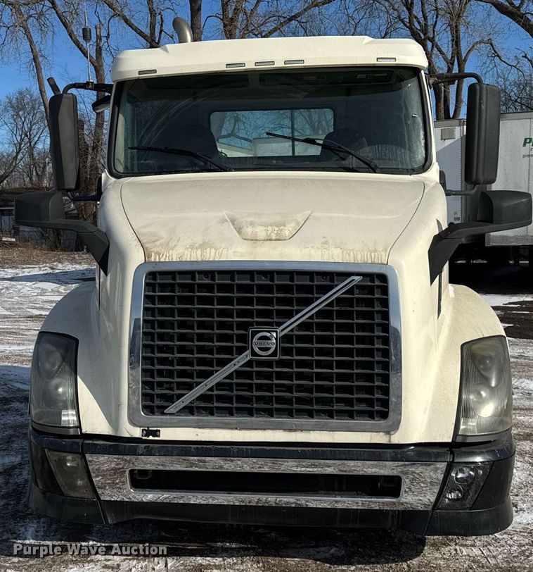 image for item DH9776 2012 Volvo VN Series semi truck