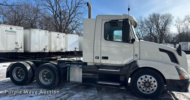 image for item DH9776 2012 Volvo VN Series semi truck