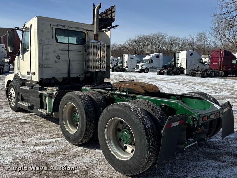 image for item DH9776 2012 Volvo VN Series semi truck