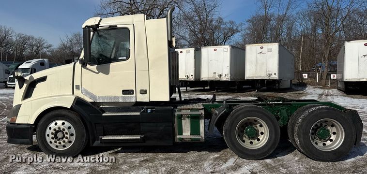 image for item DH9776 2012 Volvo VN Series semi truck