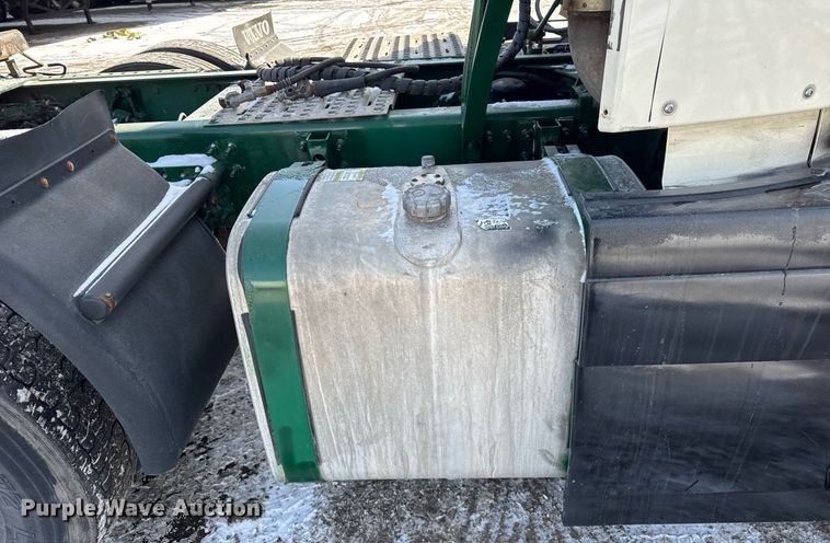 image for item DH9776 2012 Volvo VN Series semi truck