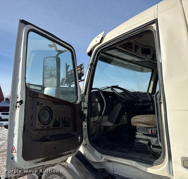 image for item DH9776 2012 Volvo VN Series semi truck