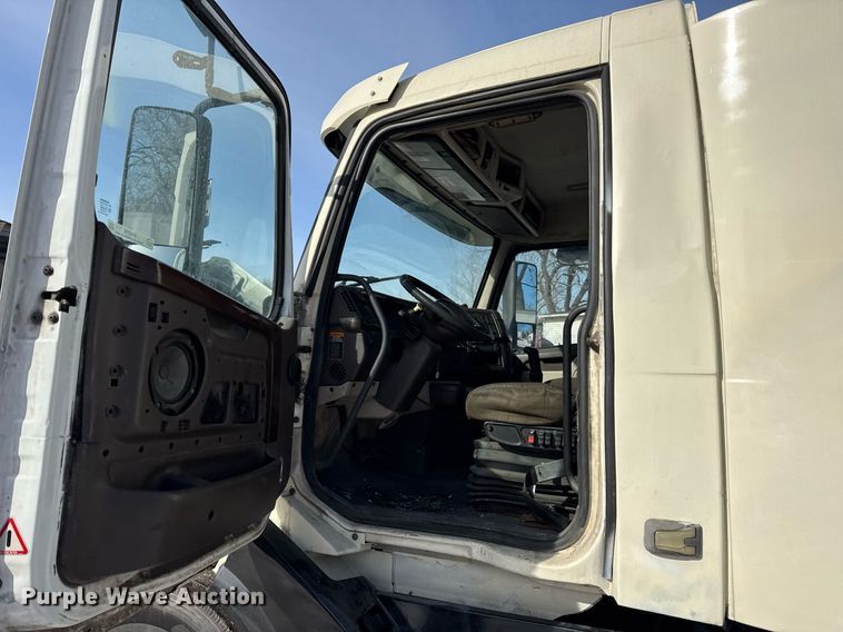 image for item DH9776 2012 Volvo VN Series semi truck