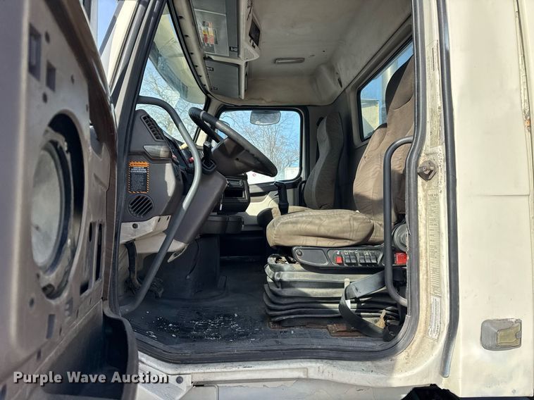 image for item DH9776 2012 Volvo VN Series semi truck