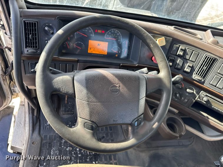 image for item DH9776 2012 Volvo VN Series semi truck