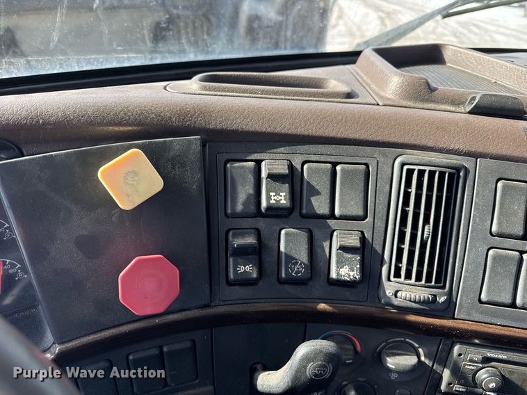 image for item DH9776 2012 Volvo VN Series semi truck