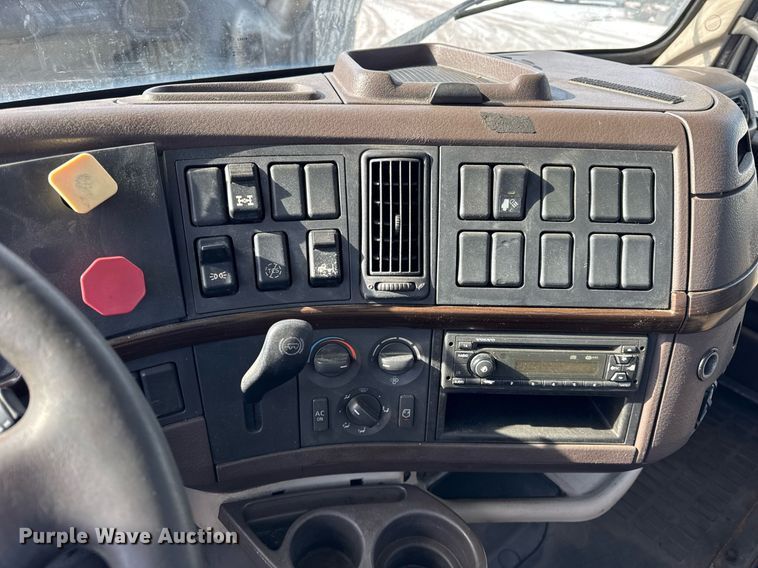 image for item DH9776 2012 Volvo VN Series semi truck