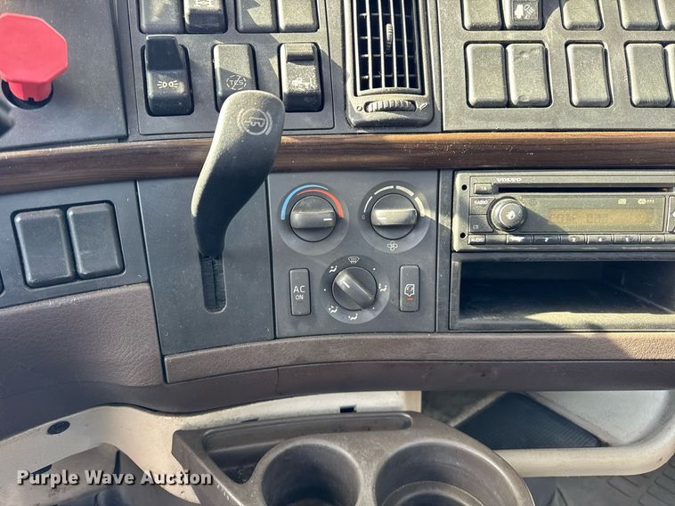 image for item DH9776 2012 Volvo VN Series semi truck