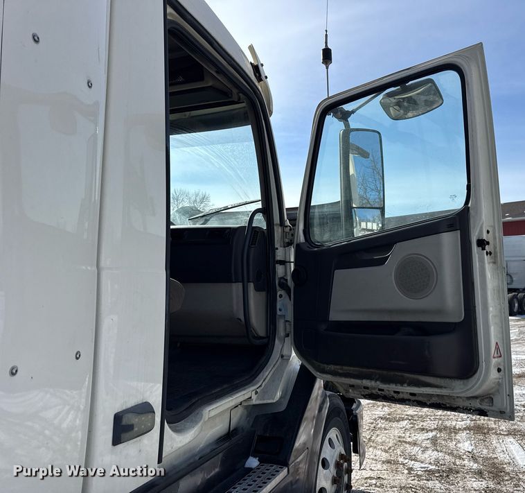 image for item DH9776 2012 Volvo VN Series semi truck