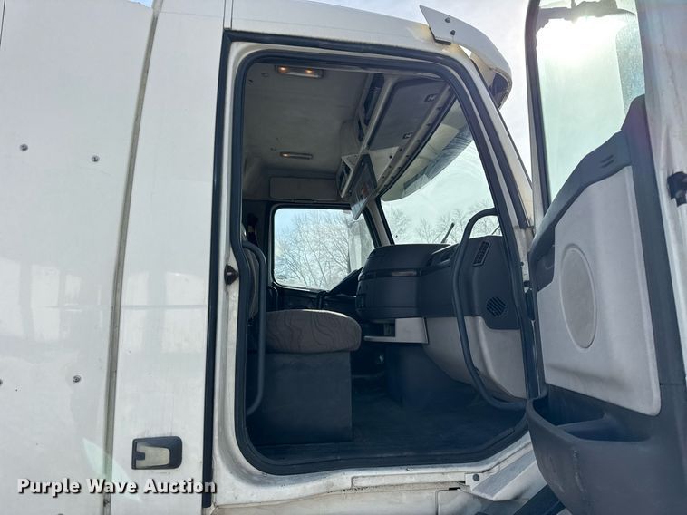 image for item DH9776 2012 Volvo VN Series semi truck