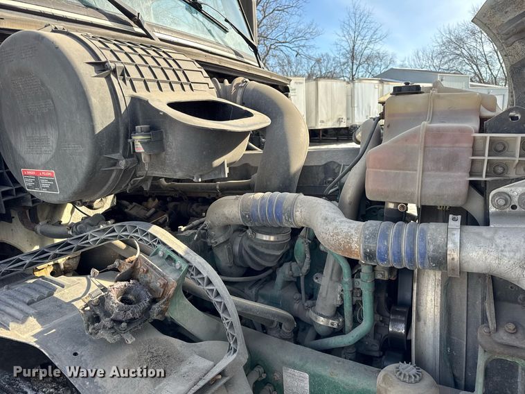 image for item DH9776 2012 Volvo VN Series semi truck