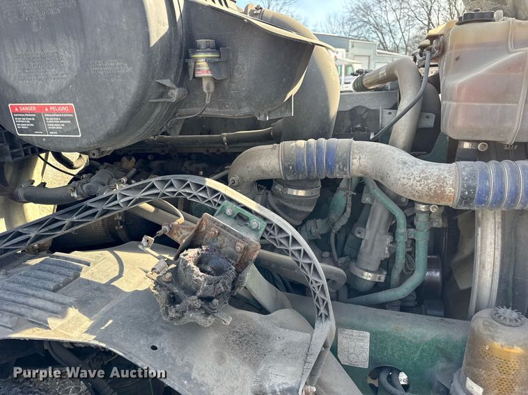 image for item DH9776 2012 Volvo VN Series semi truck