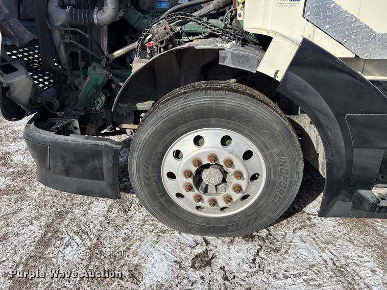 image for item DH9776 2012 Volvo VN Series semi truck