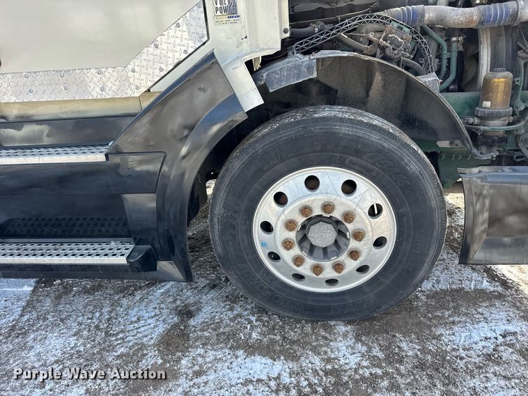 image for item DH9776 2012 Volvo VN Series semi truck