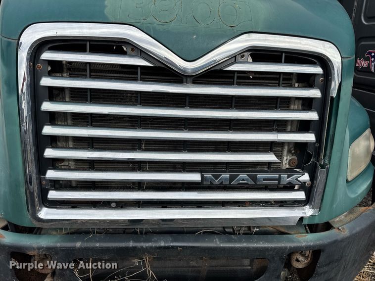 image for item DH9779 2009 Mack CXU612 semi truck