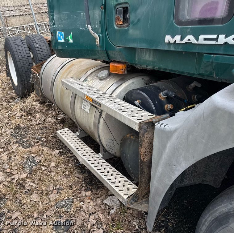 image for item DH9779 2009 Mack CXU612 semi truck