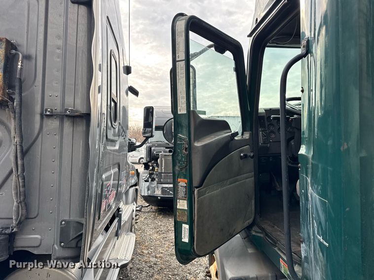 image for item DH9779 2009 Mack CXU612 semi truck