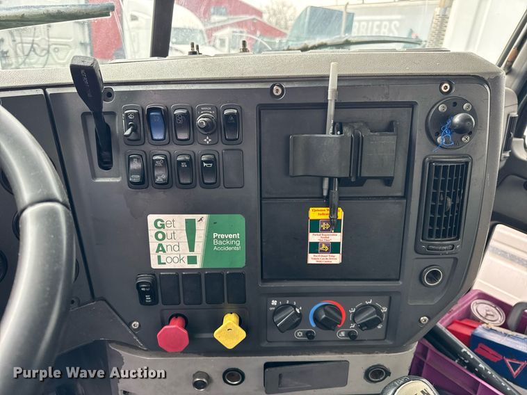 image for item DH9779 2009 Mack CXU612 semi truck