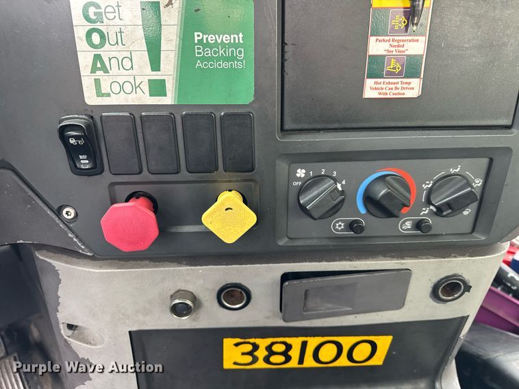 image for item DH9779 2009 Mack CXU612 semi truck