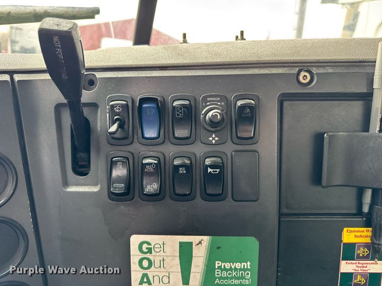 image for item DH9779 2009 Mack CXU612 semi truck