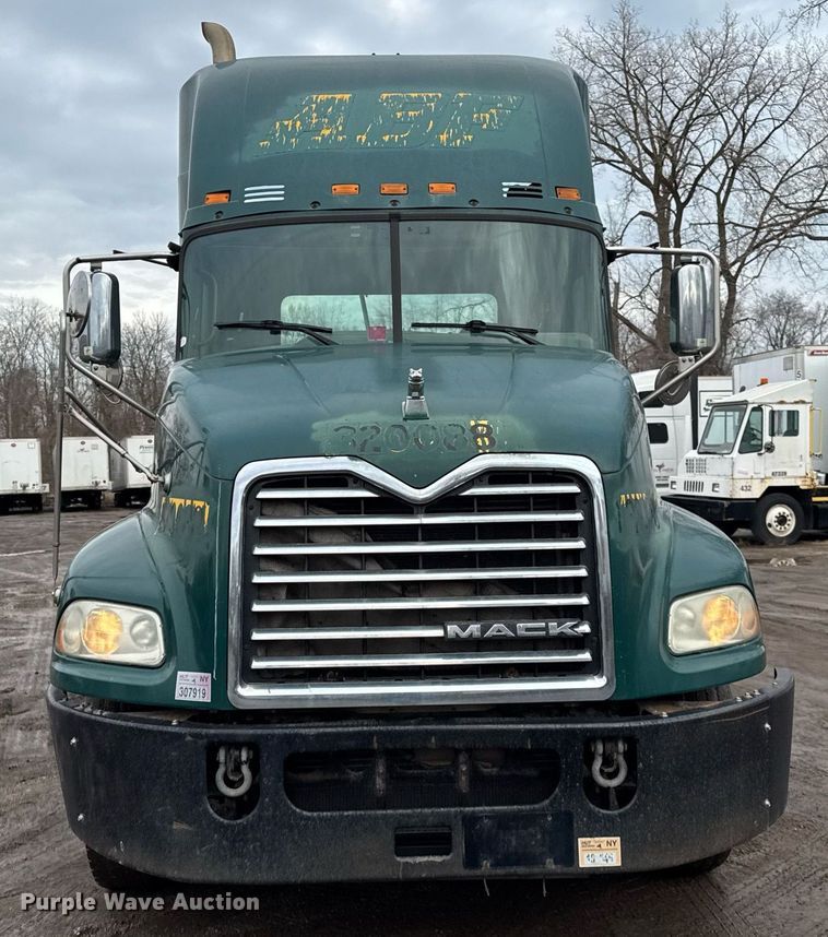 image for item DH9781 2013 Mack CXU612 semi truck