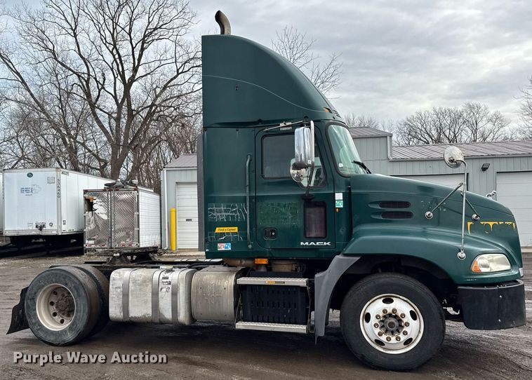 image for item DH9781 2013 Mack CXU612 semi truck