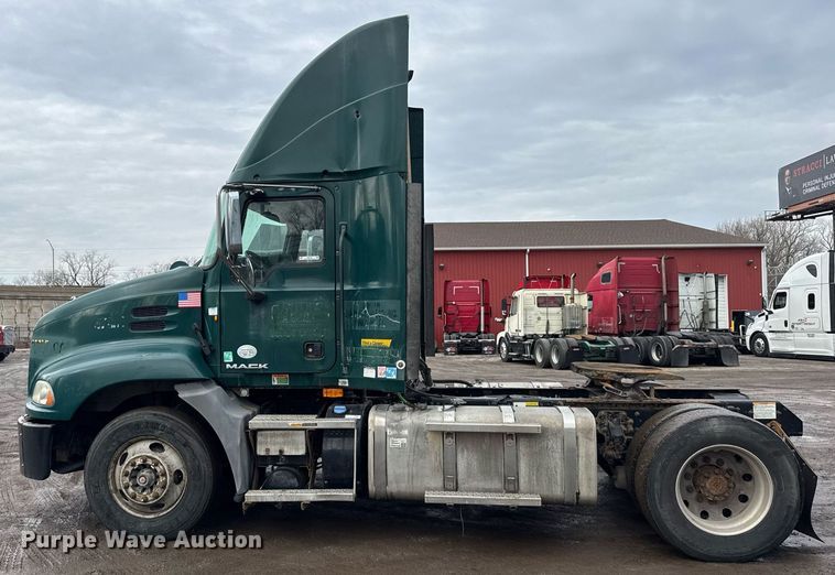 image for item DH9781 2013 Mack CXU612 semi truck