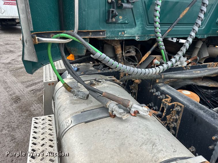 image for item DH9781 2013 Mack CXU612 semi truck