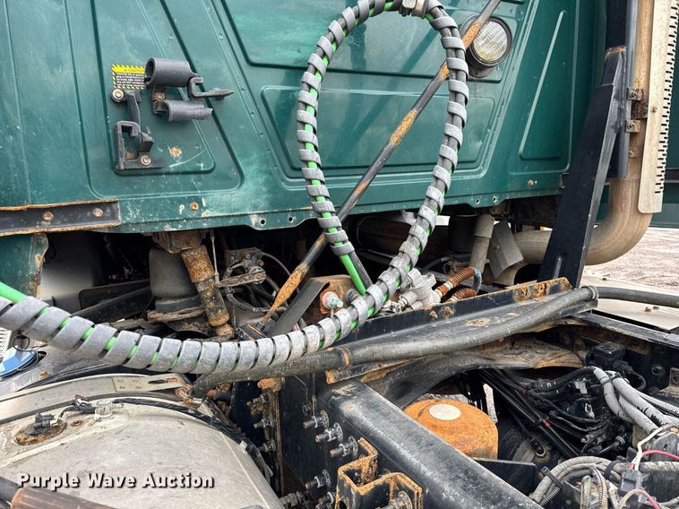 image for item DH9781 2013 Mack CXU612 semi truck