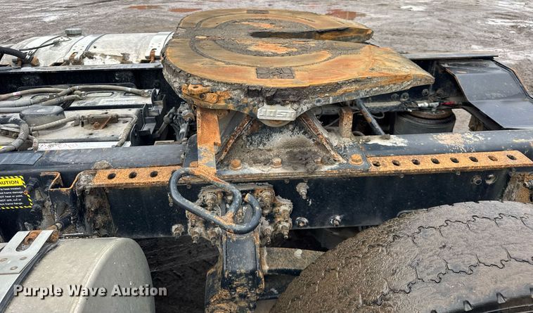 image for item DH9781 2013 Mack CXU612 semi truck