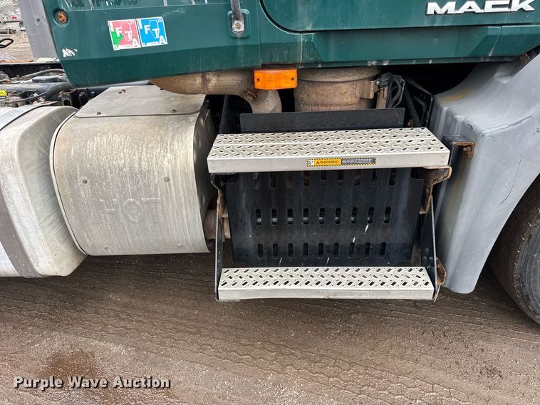 image for item DH9781 2013 Mack CXU612 semi truck