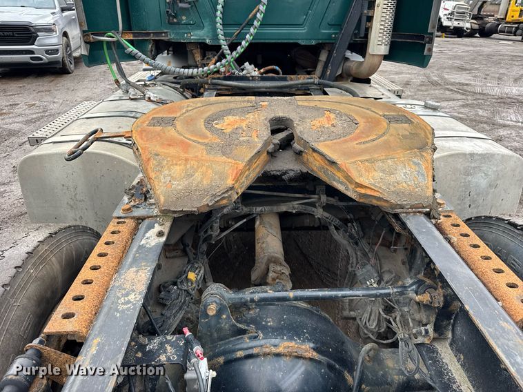 image for item DH9781 2013 Mack CXU612 semi truck