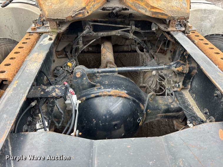 image for item DH9781 2013 Mack CXU612 semi truck