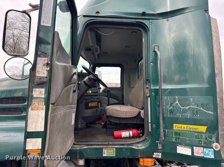 image for item DH9781 2013 Mack CXU612 semi truck